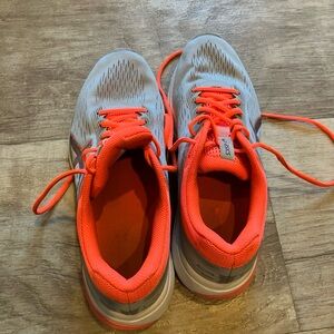 8.5 Womens ASICS GT-1000.